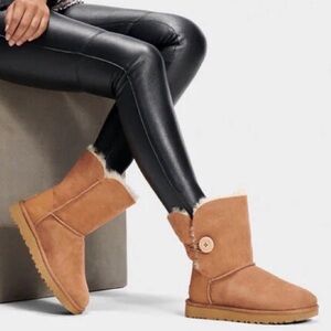 UGG Bailey Button Classic Short Boots | Women’s Size 7